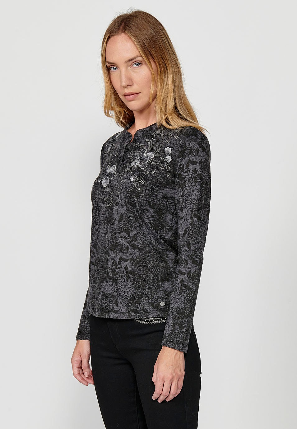 Langärmliges T-Shirt mit Stehkragen mit Knöpfen und passendem Aufdruck und Stickerei am Ausschnitt in Schwarz für Damen