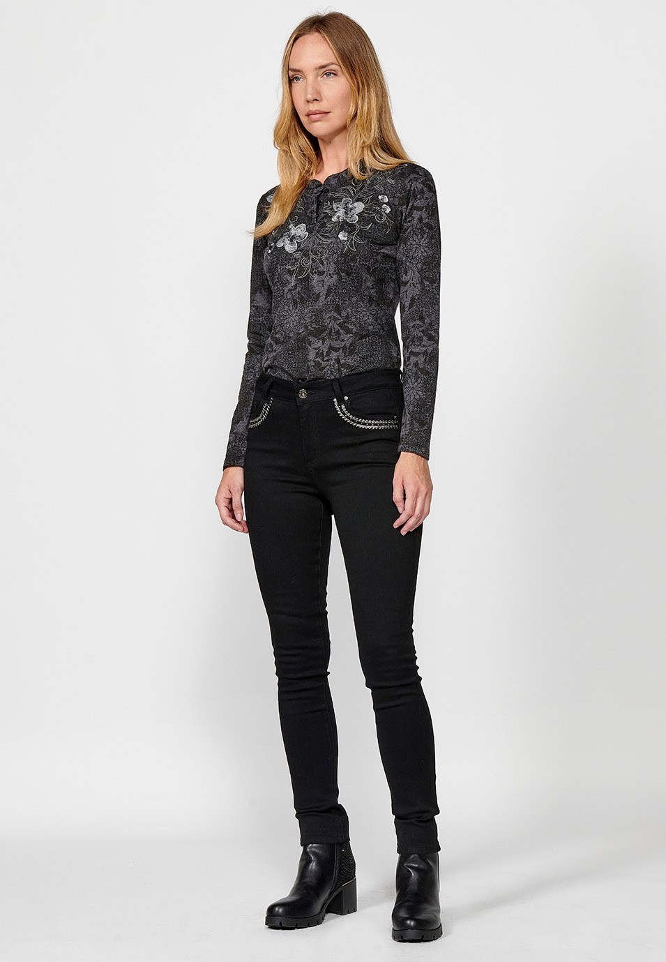 Langärmliges T-Shirt mit Stehkragen mit Knöpfen und passendem Aufdruck und Stickerei am Ausschnitt in Schwarz für Damen