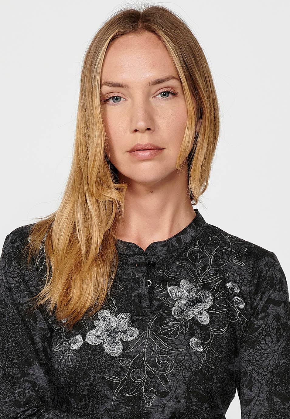 Langärmliges T-Shirt mit Stehkragen mit Knöpfen und passendem Aufdruck und Stickerei am Ausschnitt in Schwarz für Damen