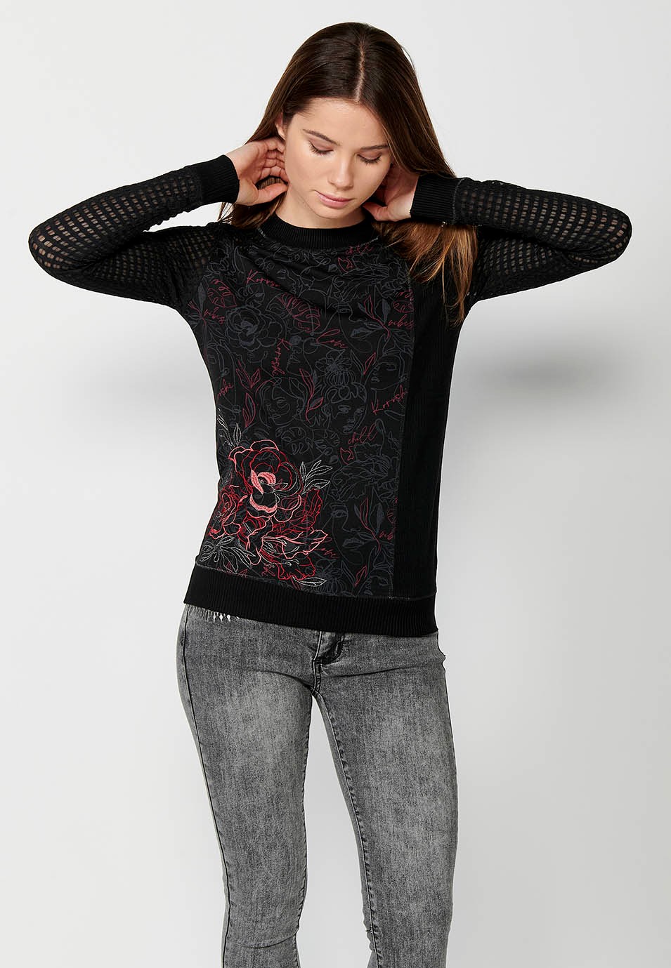 Patchwork T-shirt mixed with long sleeves and round neck with floral print and embroidery in black for women