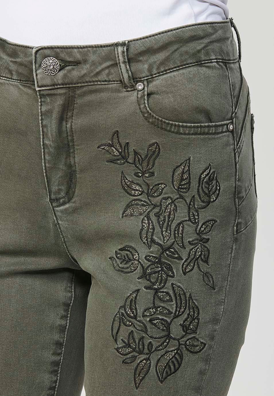 Lange Hose in schmaler Passform mit gestickten Details vorne und Reißverschluss und Knopf vorne in Grün für Damen