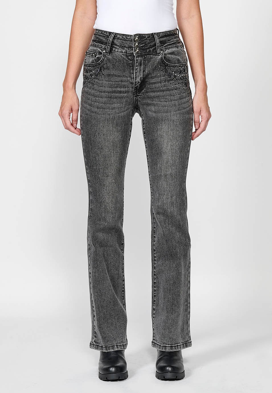 Pantalón largo denim push up acampanado con cinco bolsillos y cierre delantero con cremallera y botón con detalles bordados para mujer de color negro