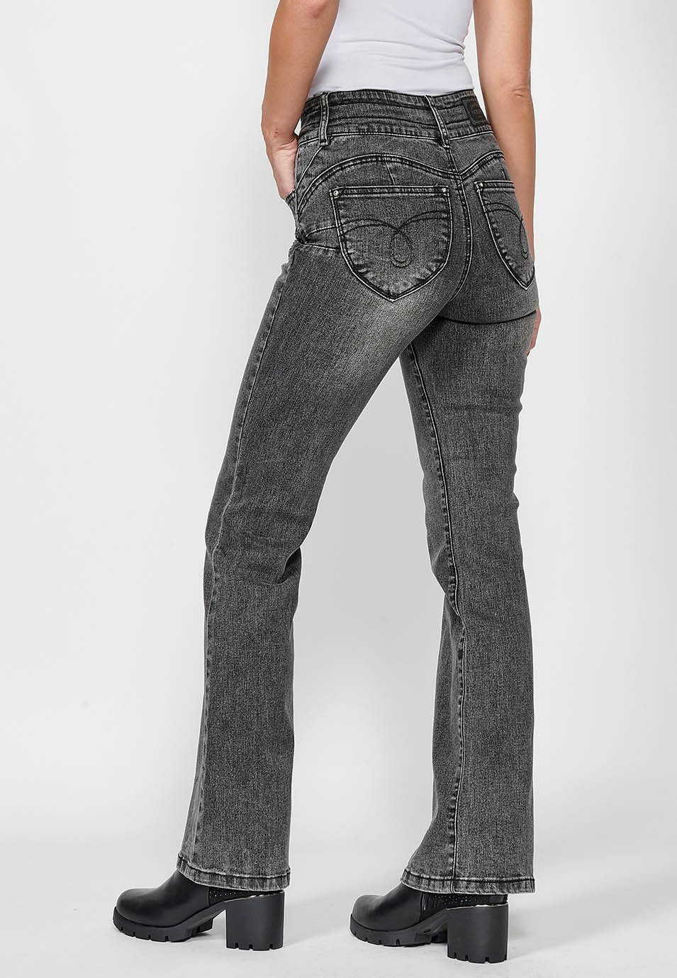 Pantalón largo denim push up acampanado con cinco bolsillos y cierre delantero con cremallera y botón con detalles bordados para mujer de color negro