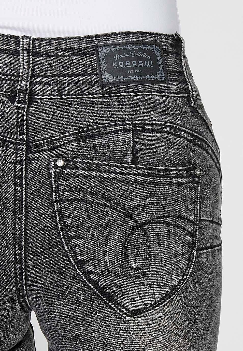 Pantalón largo denim push up acampanado con cinco bolsillos y cierre delantero con cremallera y botón con detalles bordados para mujer de color negro