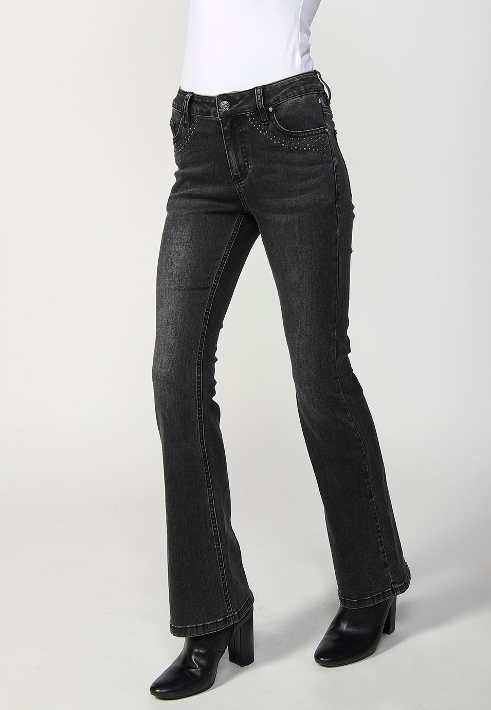 Pantalón denim boot cut cinco bolsillos, campana, color negro, con aplicaciones metalicas en bolsillos para Mujer
