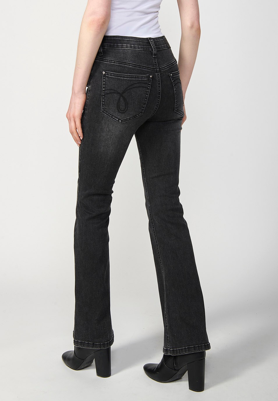 Pantalón denim boot cut cinco bolsillos, campana, color negro, con aplicaciones metalicas en bolsillos para Mujer