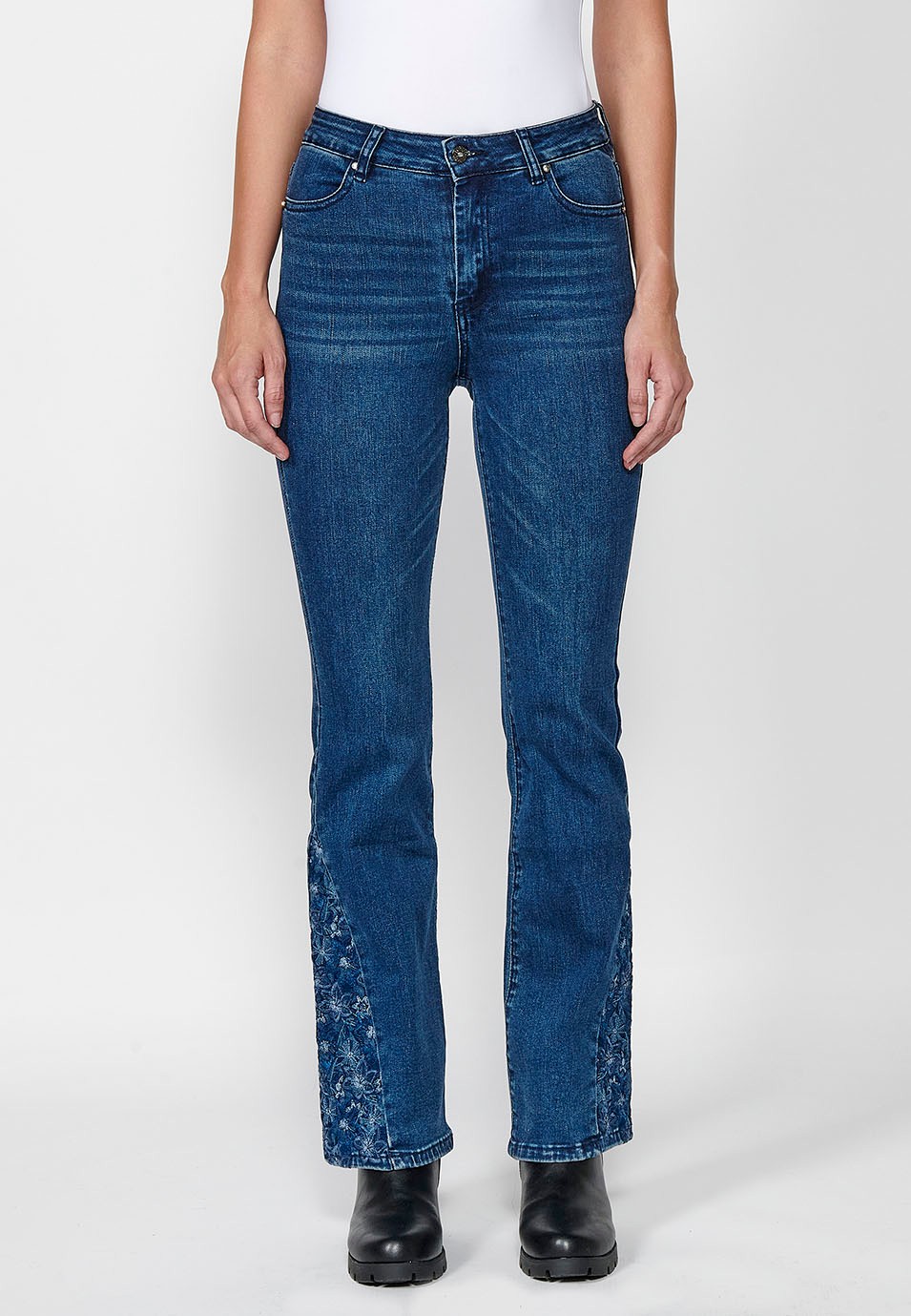 Pantalon long évasé en jean avec cinq poches et fermeture éclair sur le devant et bouton avec détails brodés pour femme en bleu
