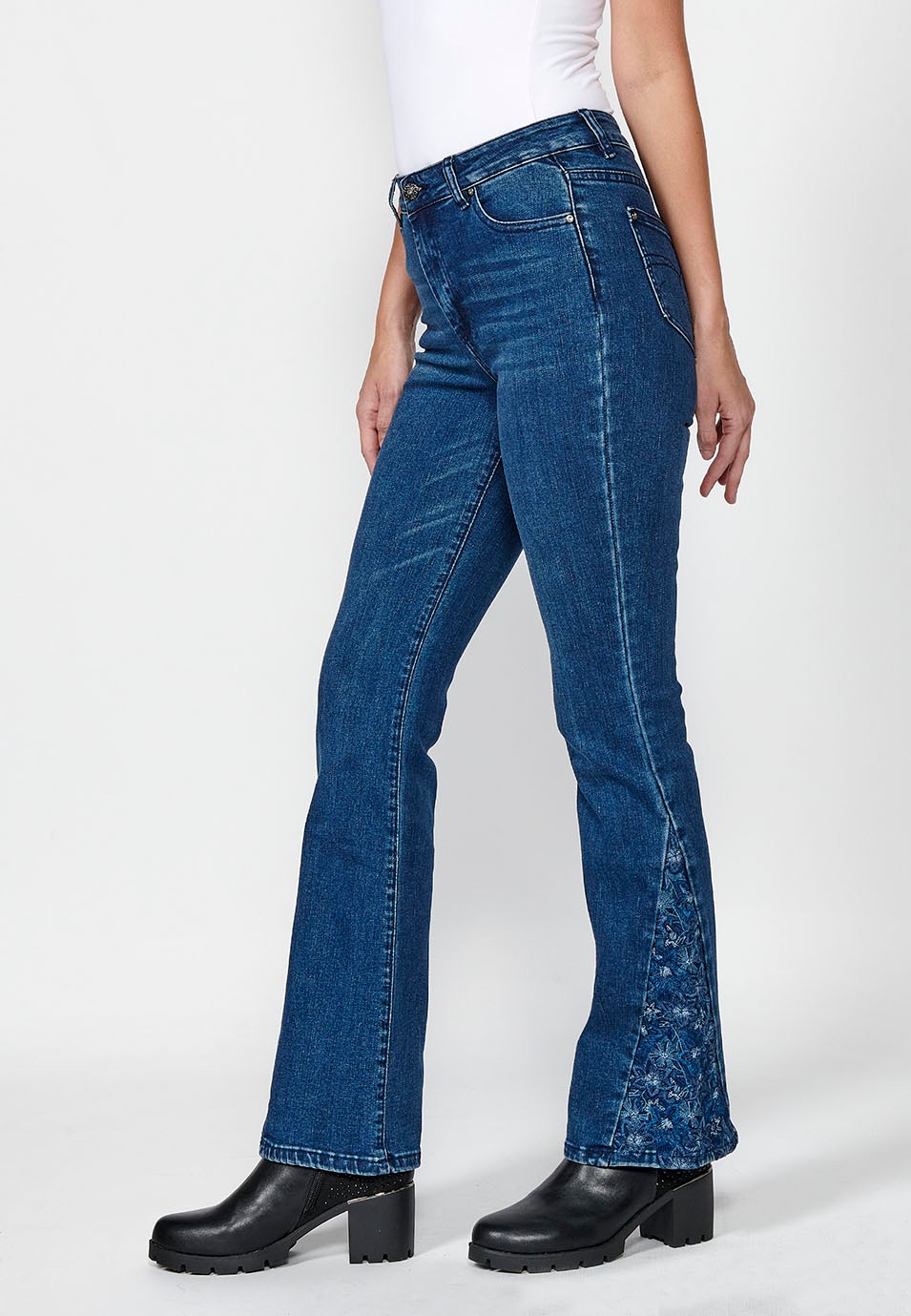 Pantalon long évasé en jean avec cinq poches et fermeture éclair sur le devant et bouton avec détails brodés pour femme en bleu