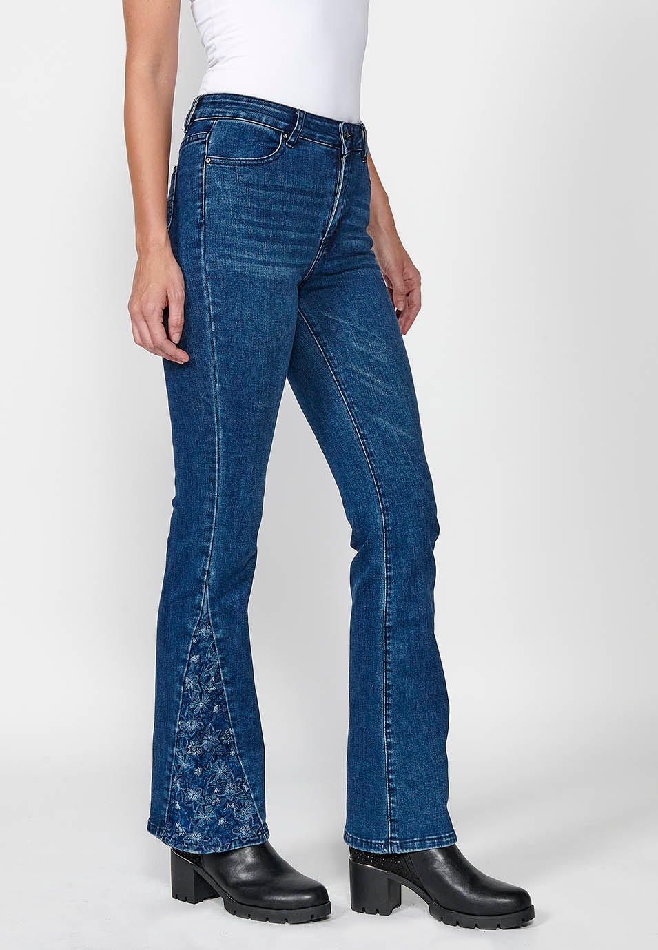 Pantalon long évasé en jean avec cinq poches et fermeture éclair sur le devant et bouton avec détails brodés pour femme en bleu
