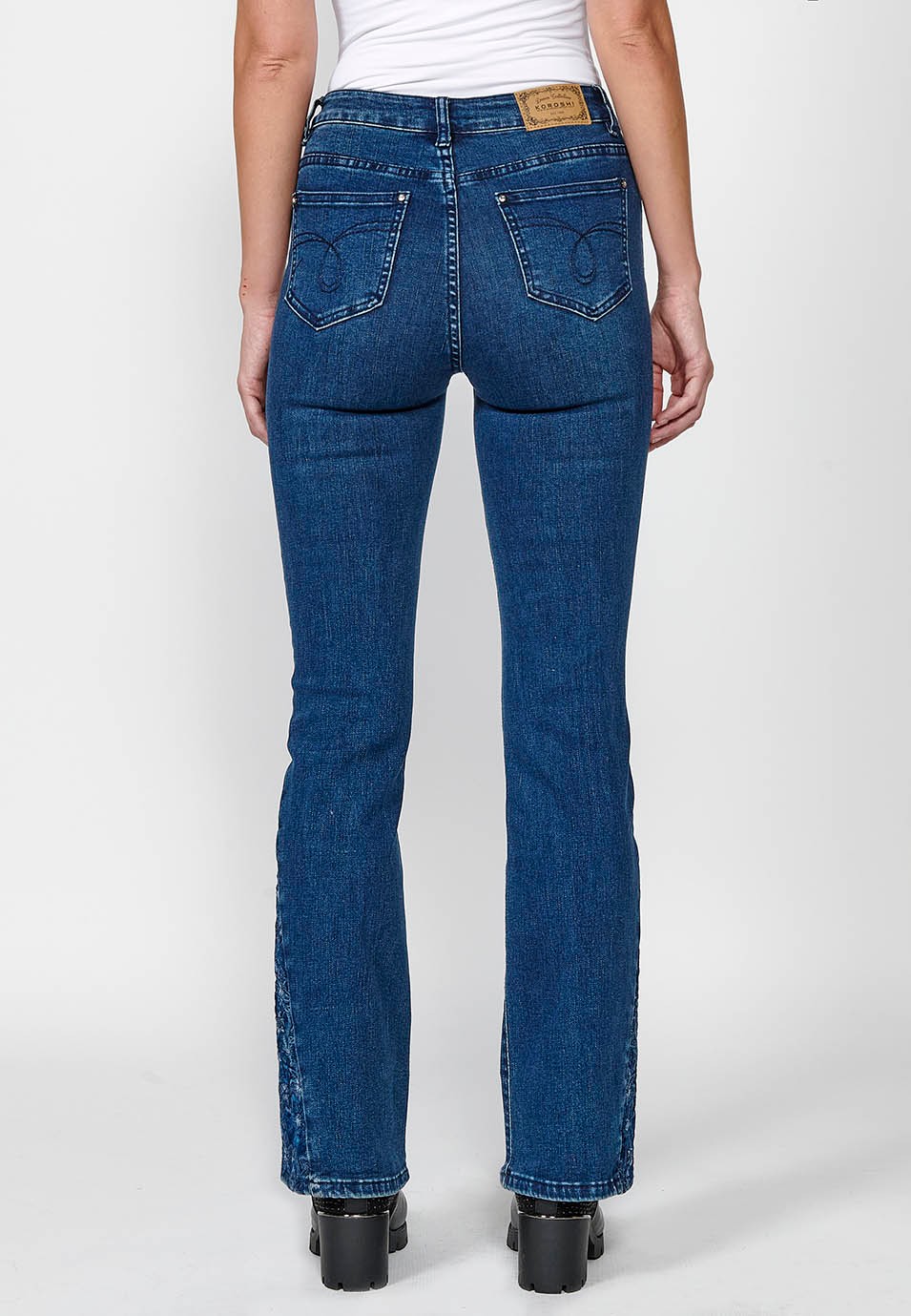 Pantalon long évasé en jean avec cinq poches et fermeture éclair sur le devant et bouton avec détails brodés pour femme en bleu