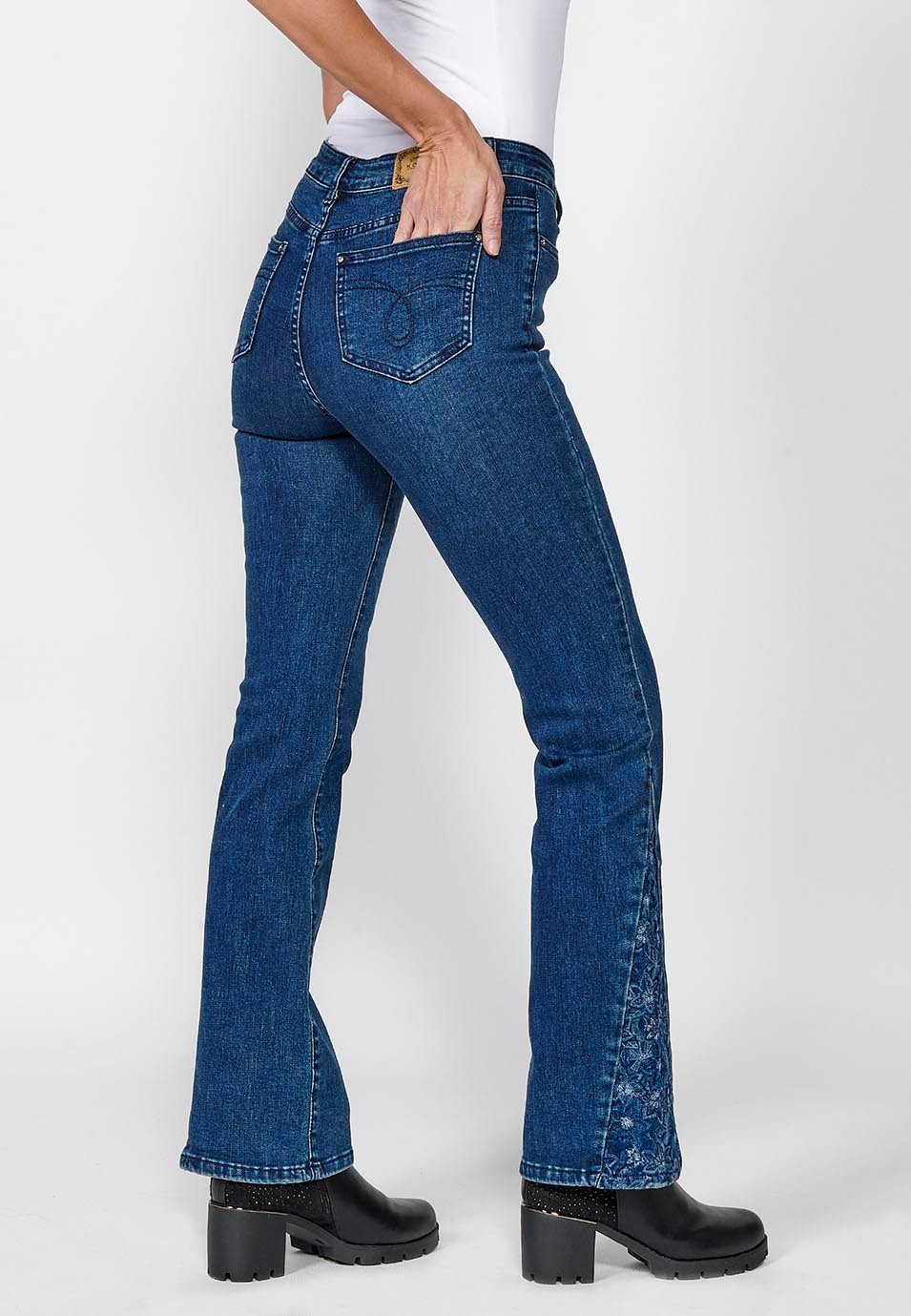 Pantalon long évasé en jean avec cinq poches et fermeture éclair sur le devant et bouton avec détails brodés pour femme en bleu