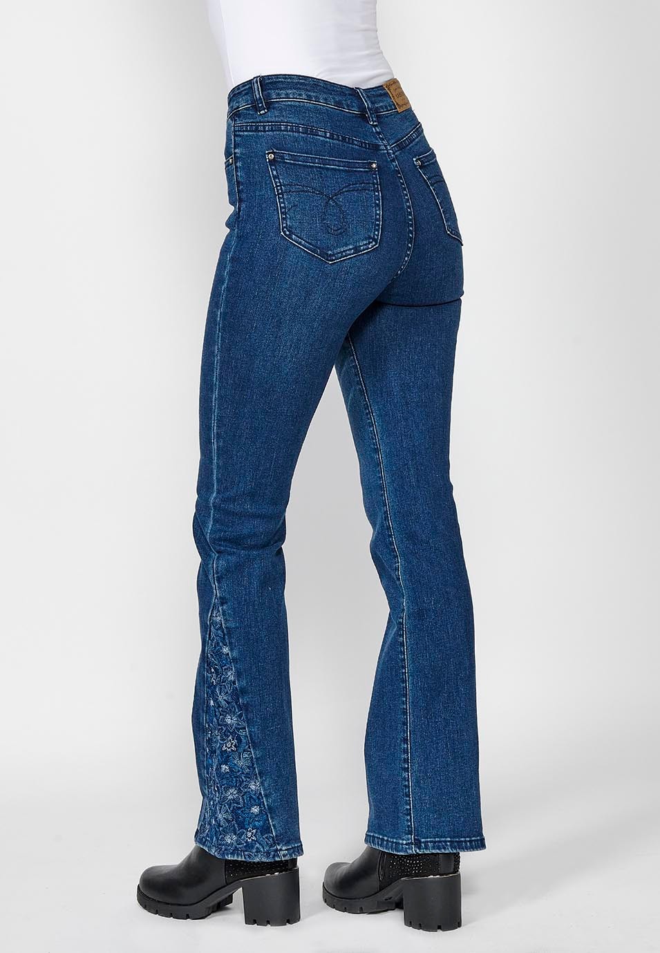 Pantalon long évasé en jean avec cinq poches et fermeture éclair sur le devant et bouton avec détails brodés pour femme en bleu