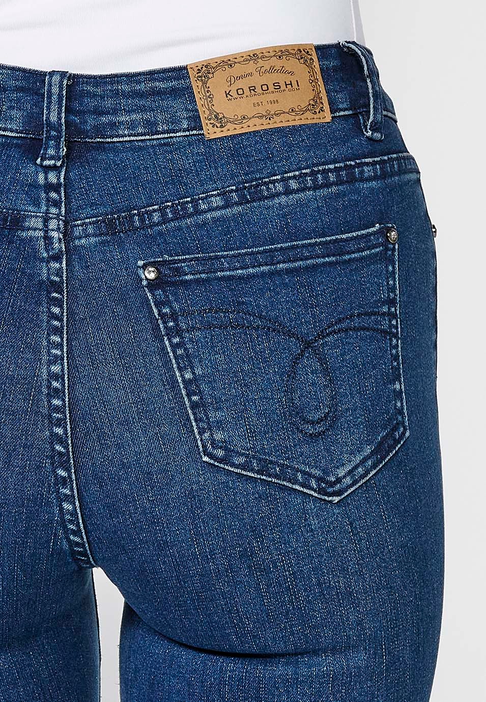 Pantalon long évasé en jean avec cinq poches et fermeture éclair sur le devant et bouton avec détails brodés pour femme en bleu