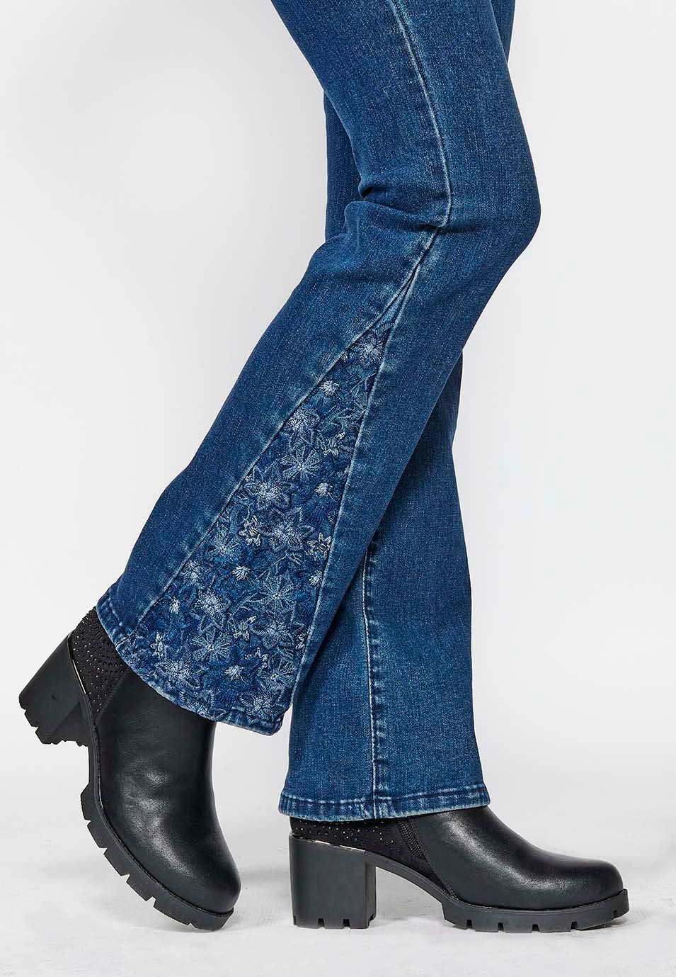 Pantalon long évasé en jean avec cinq poches et fermeture éclair sur le devant et bouton avec détails brodés pour femme en bleu