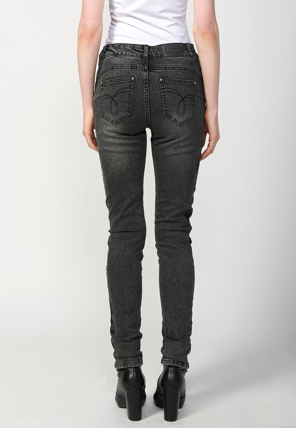 Pantalón largo slim fit con Detalles bordados y Cierre delantero con cremallera y botón color Negro para Mujer