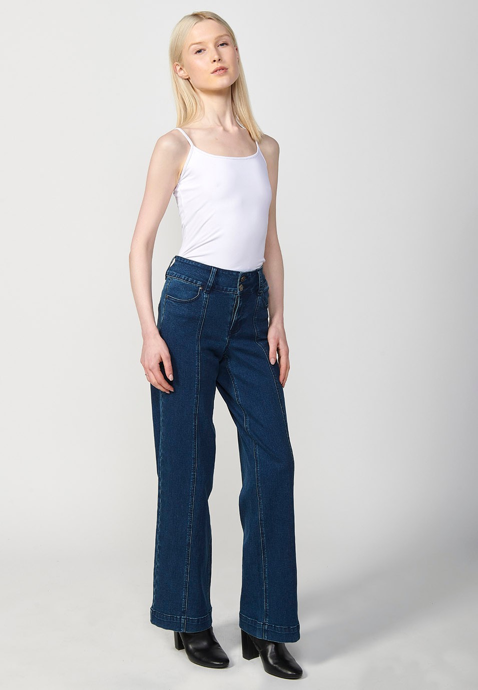 Blaue, lange, ausgestellte Jeanshose für Damen mit Vordernaht und Vorderverschluss mit Reißverschluss und Knopf