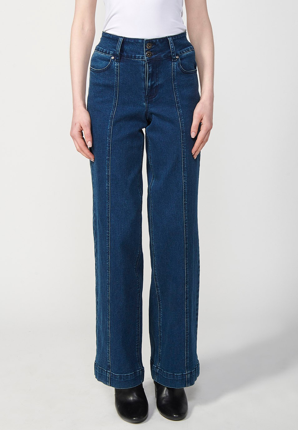 Blaue, lange, ausgestellte Jeanshose für Damen mit Vordernaht und Vorderverschluss mit Reißverschluss und Knopf