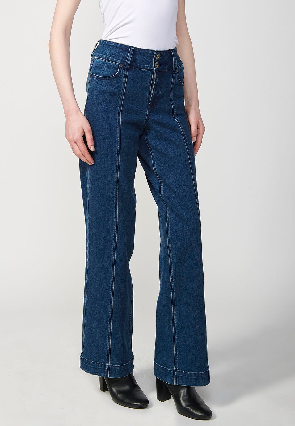 Blaue, lange, ausgestellte Jeanshose für Damen mit Vordernaht und Vorderverschluss mit Reißverschluss und Knopf