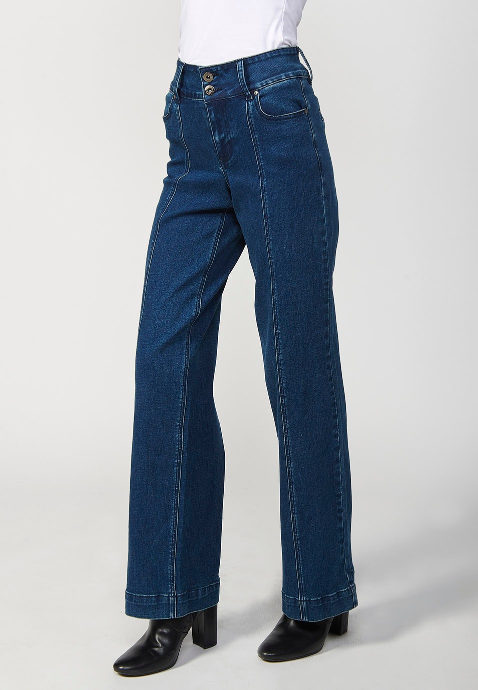 Blaue, lange, ausgestellte Jeanshose für Damen mit Vordernaht und Vorderverschluss mit Reißverschluss und Knopf