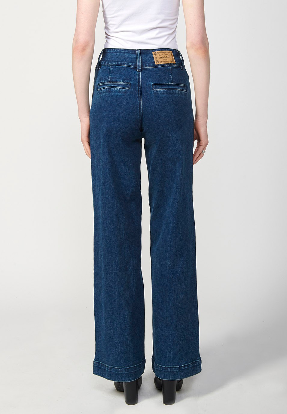 Blaue, lange, ausgestellte Jeanshose für Damen mit Vordernaht und Vorderverschluss mit Reißverschluss und Knopf