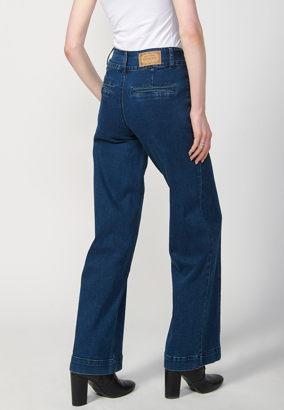 Blaue, lange, ausgestellte Jeanshose für Damen mit Vordernaht und Vorderverschluss mit Reißverschluss und Knopf
