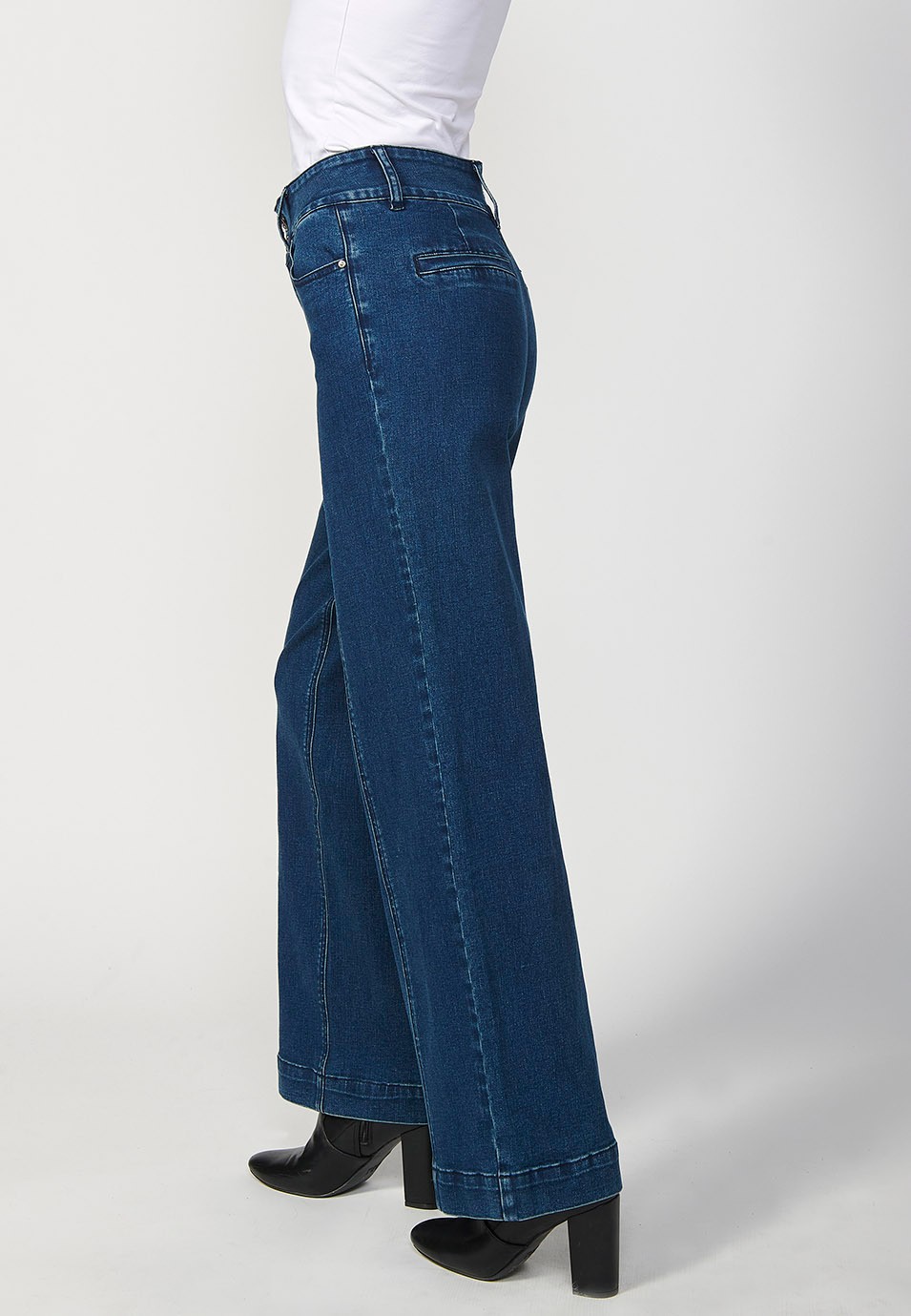 Blaue, lange, ausgestellte Jeanshose für Damen mit Vordernaht und Vorderverschluss mit Reißverschluss und Knopf