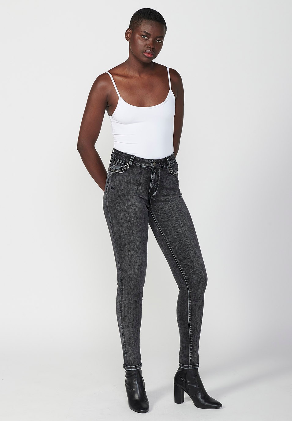 Pantalon en jean coupe slim avec applications métalliques et poches brodées pour femme en noir