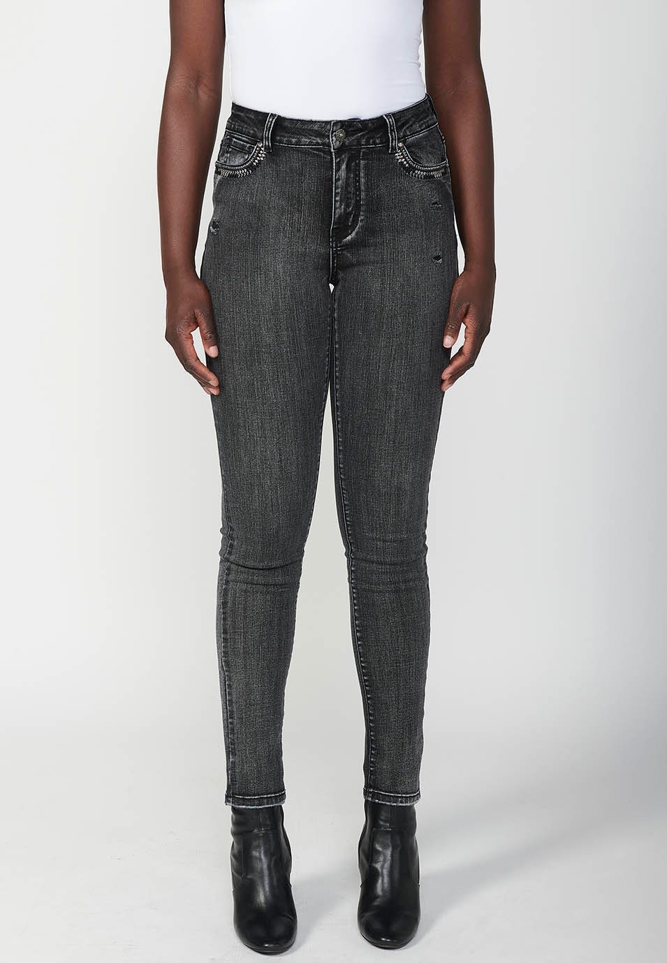 Pantalon en jean coupe slim avec applications métalliques et poches brodées pour femme en noir