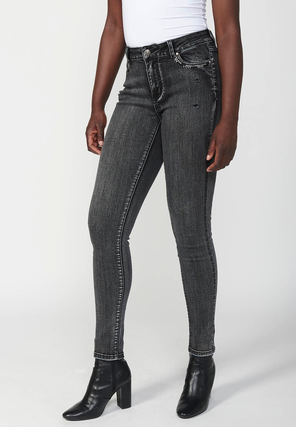Pantalon en jean coupe slim avec applications métalliques et poches brodées pour femme en noir