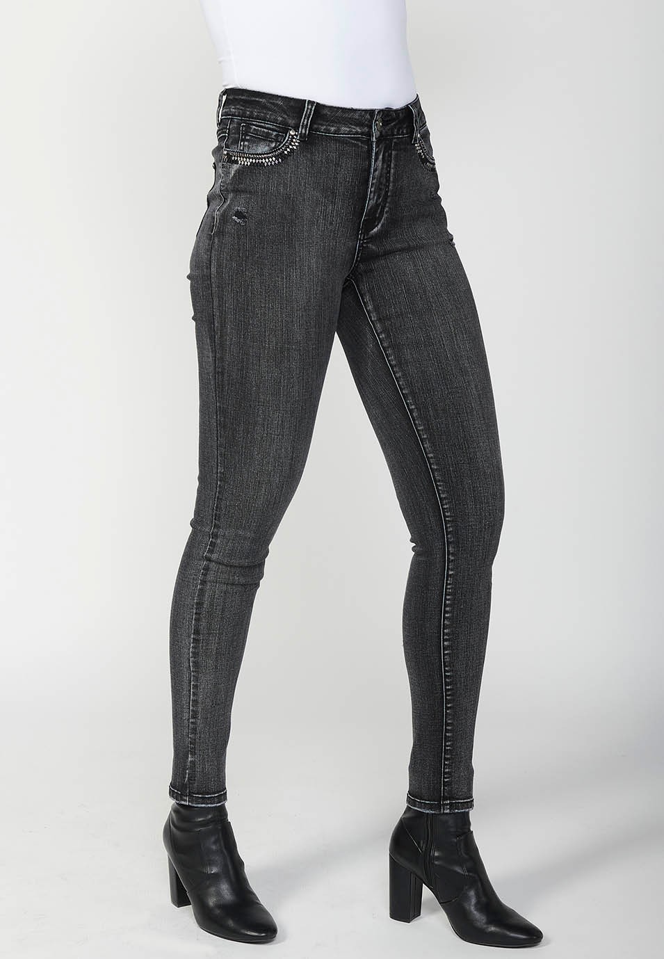 Pantalon en jean coupe slim avec applications métalliques et poches brodées pour femme en noir