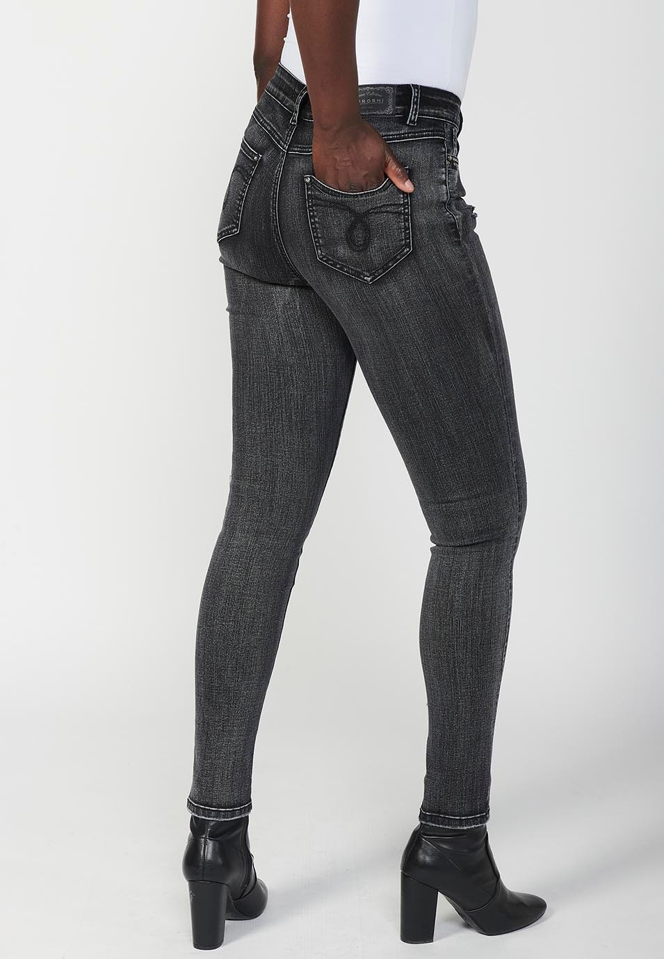 Pantalon en jean coupe slim avec applications métalliques et poches brodées pour femme en noir