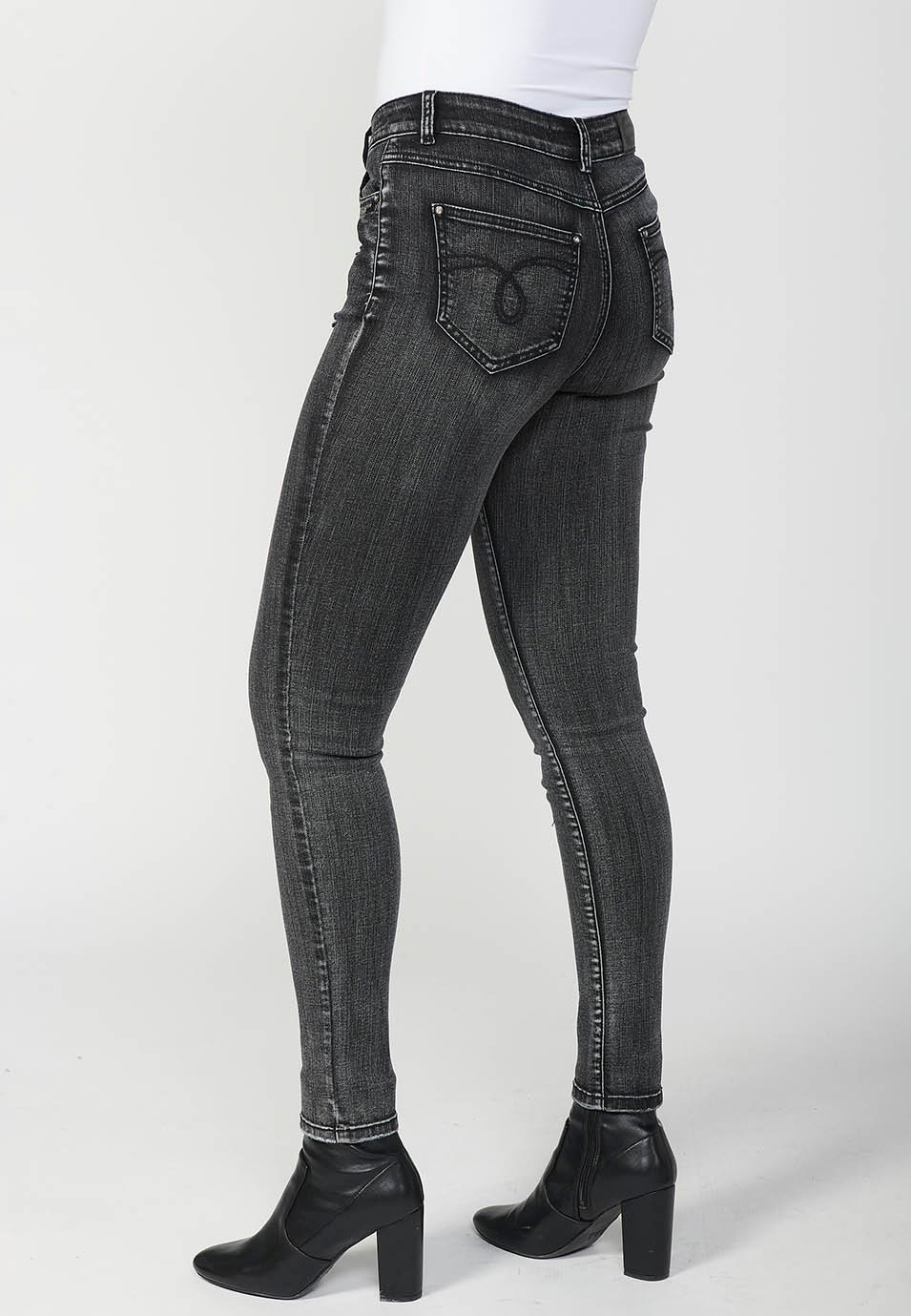 Pantalon en jean coupe slim avec applications métalliques et poches brodées pour femme en noir