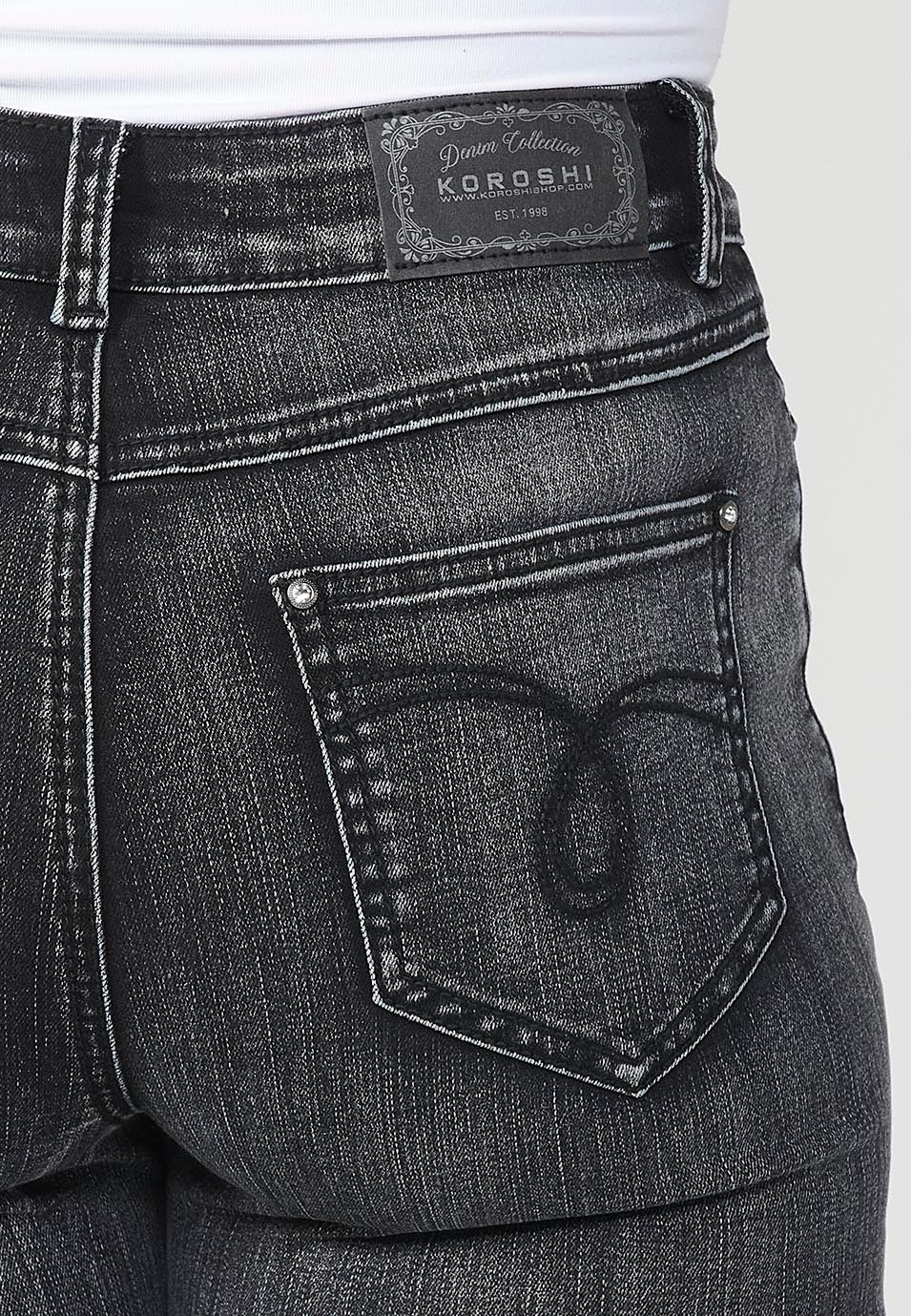 Pantalon en jean coupe slim avec applications métalliques et poches brodées pour femme en noir
