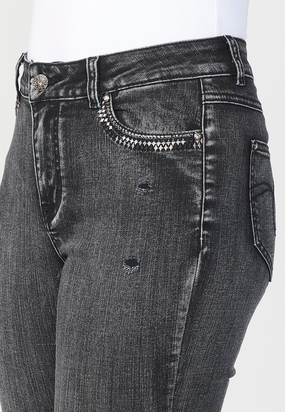 Pantalon en jean coupe slim avec applications métalliques et poches brodées pour femme en noir