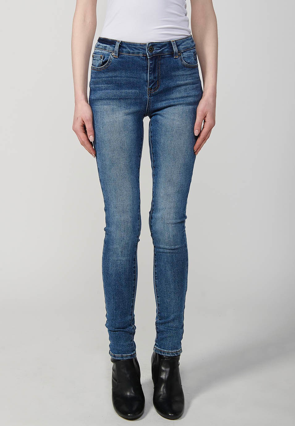 Pantalón largo denim slim fit con cierre delantero con cremallera y botón para mujer de color azul oscuro