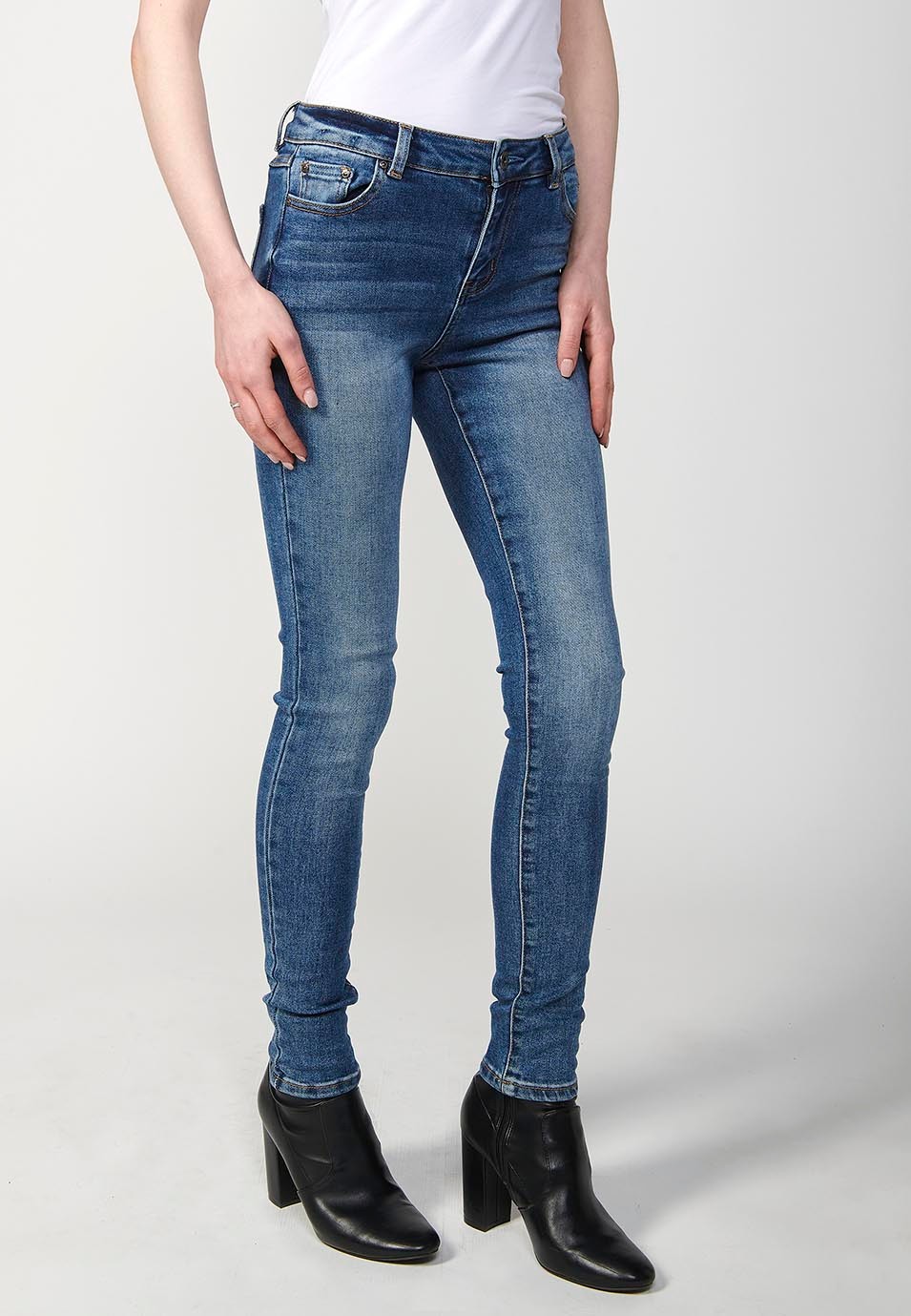 Pantalón largo denim slim fit con cierre delantero con cremallera y botón para mujer de color azul oscuro