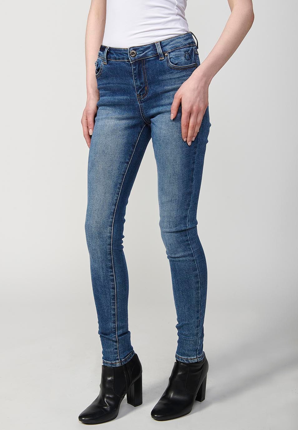 Pantalón largo denim slim fit con cierre delantero con cremallera y botón para mujer de color azul oscuro