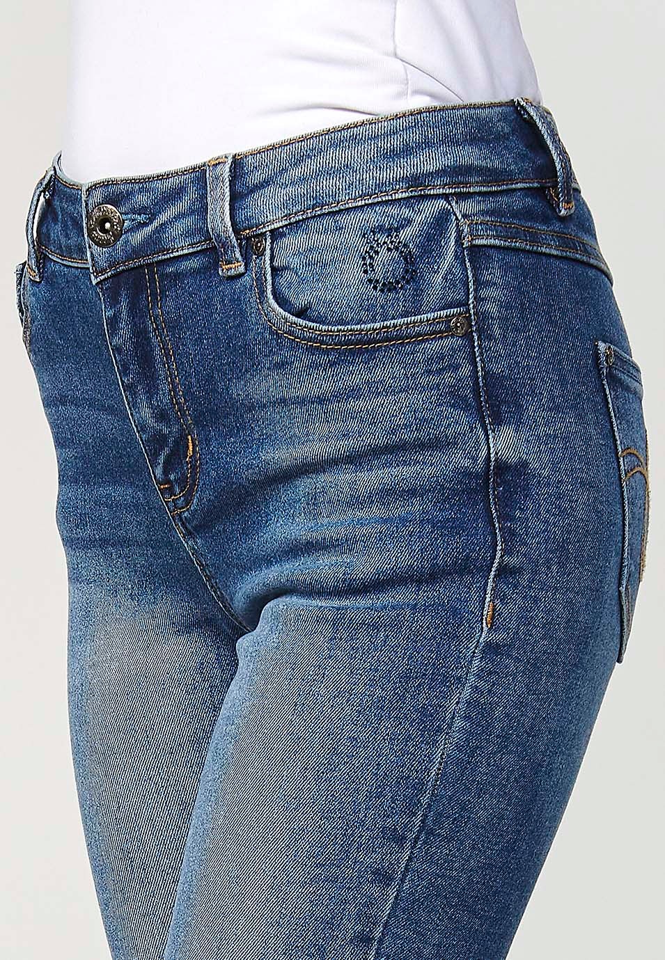 Pantalón largo denim slim fit con cierre delantero con cremallera y botón para mujer de color azul oscuro
