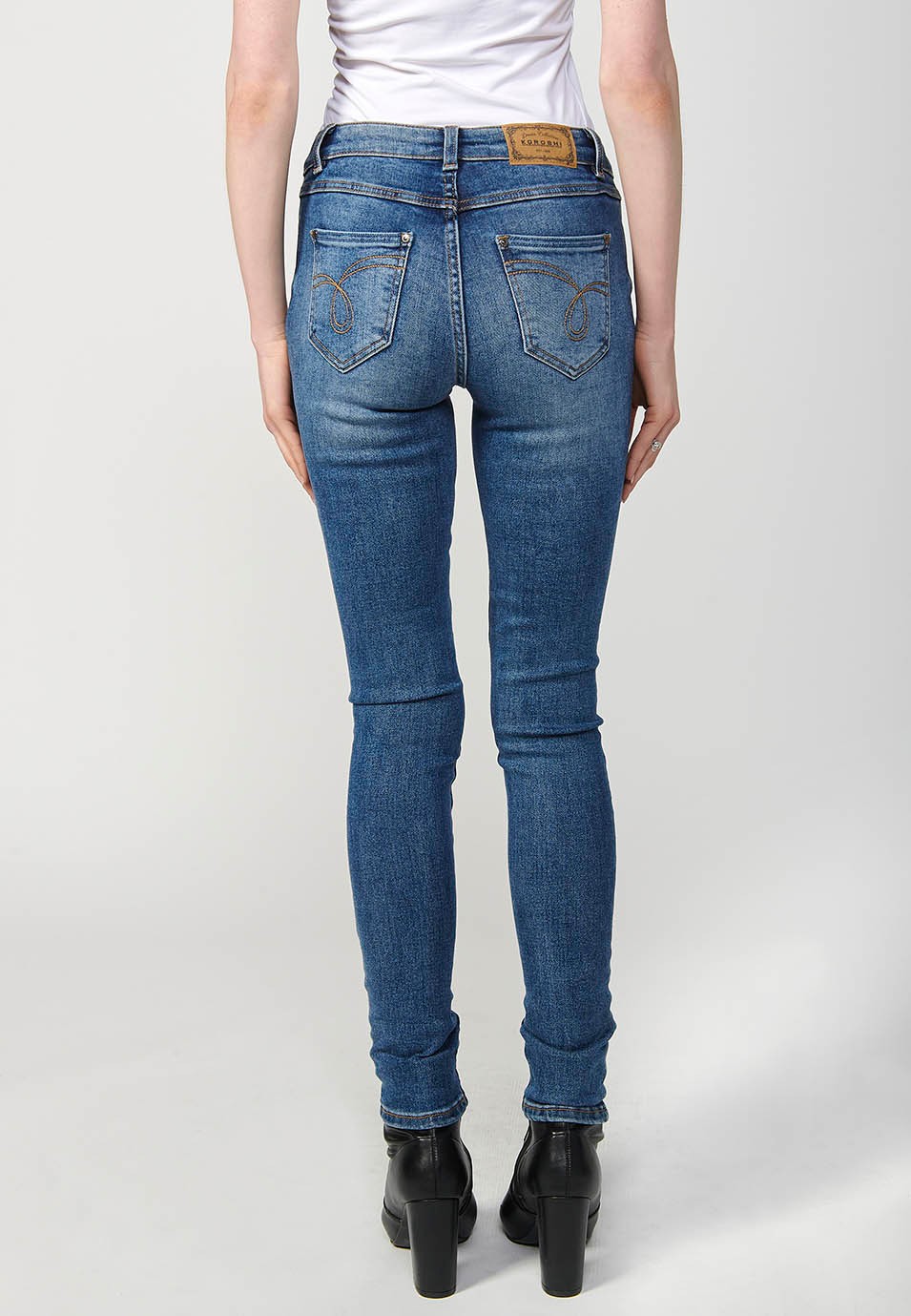 Pantalón largo denim slim fit con cierre delantero con cremallera y botón para mujer de color azul oscuro