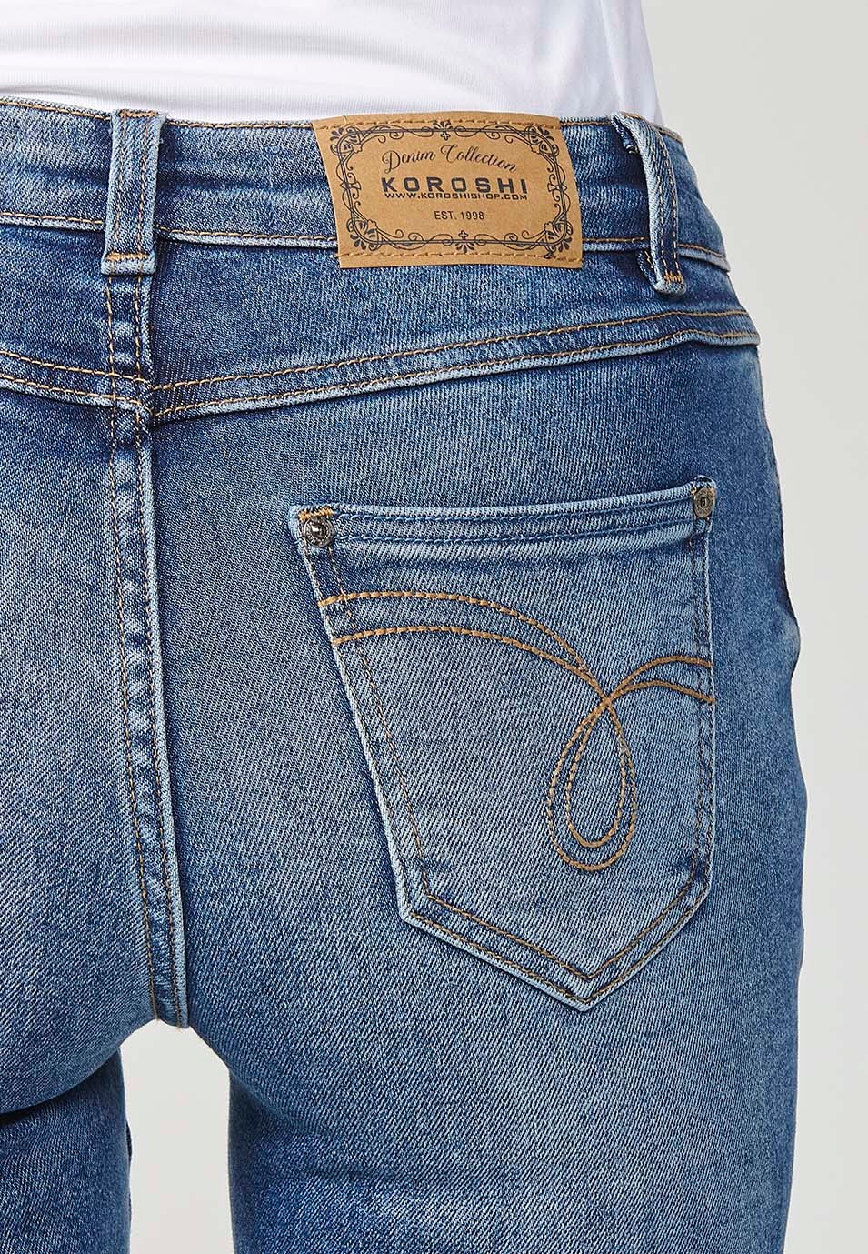 Pantalón largo denim slim fit con cierre delantero con cremallera y botón para mujer de color azul oscuro