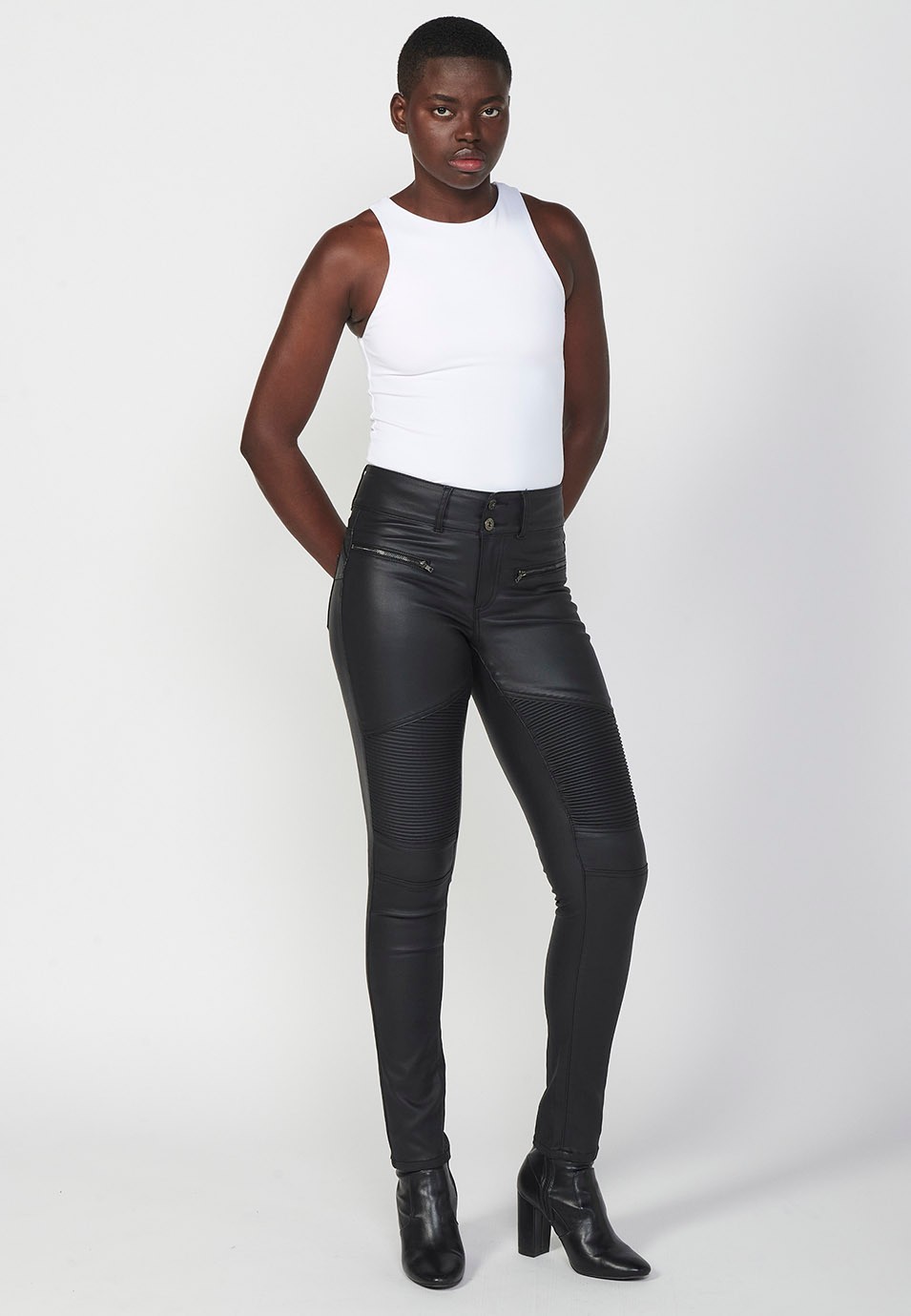 Slim fit denim long trousers with five push-up pockets and front zip and button closure with embroidered details for women in black