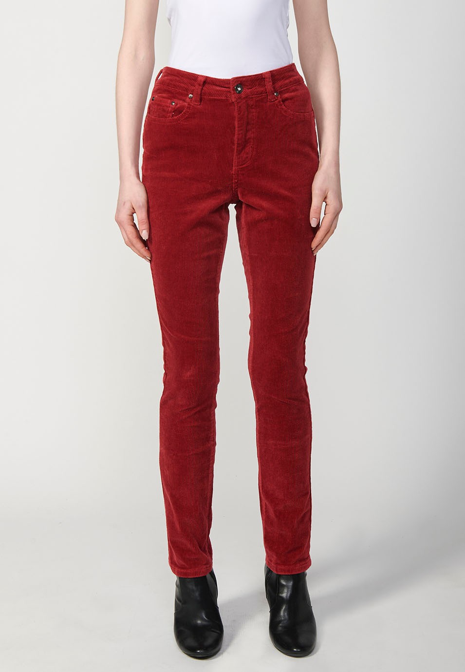 Pantalón de pana regular push up con cinco bolsillos para mujer de color granate