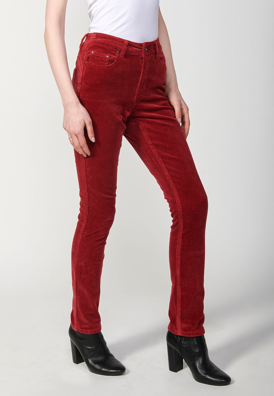 Pantalón de pana regular push up con cinco bolsillos para mujer de color granate