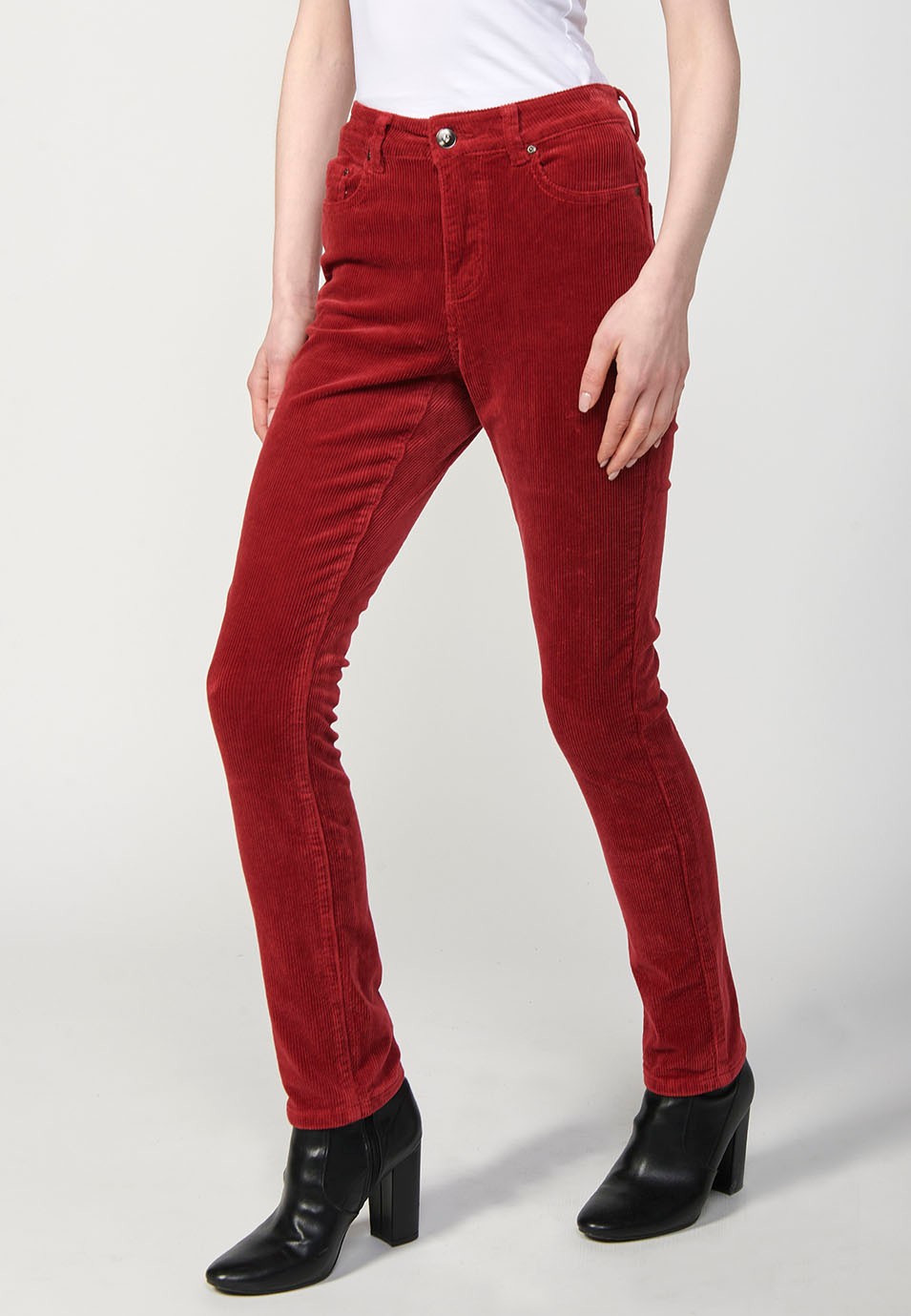 Pantalón de pana regular push up con cinco bolsillos para mujer de color granate