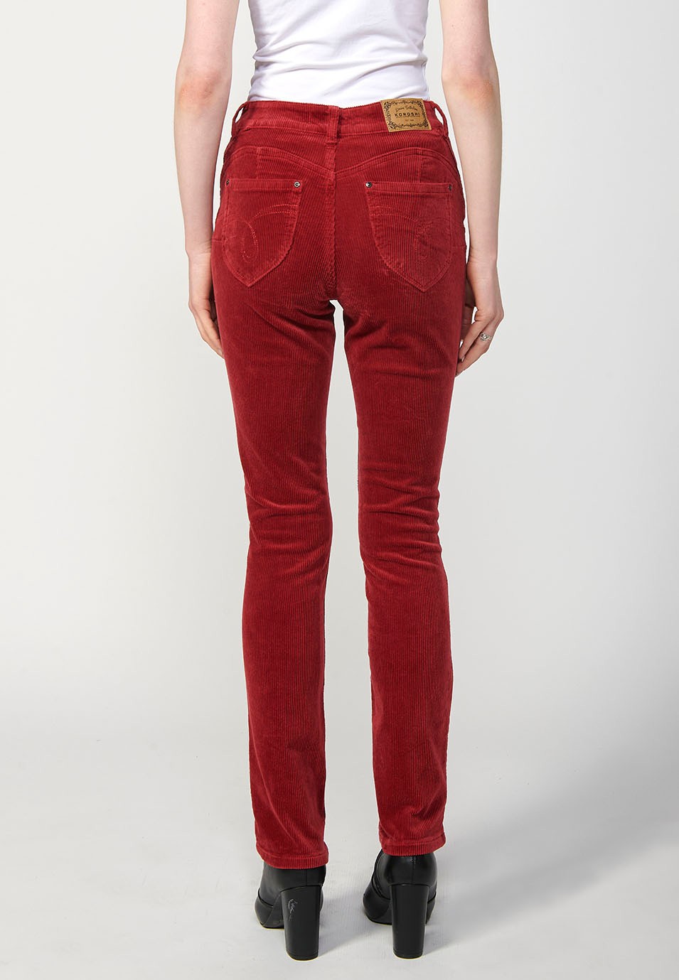 Pantalón de pana regular push up con cinco bolsillos para mujer de color granate