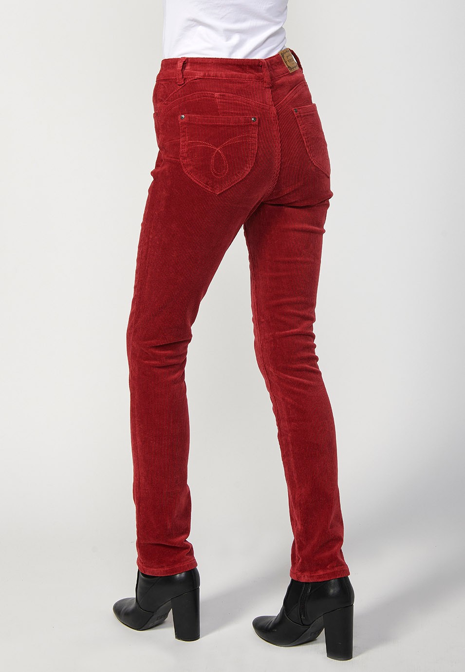 Pantalón de pana regular push up con cinco bolsillos para mujer de color granate