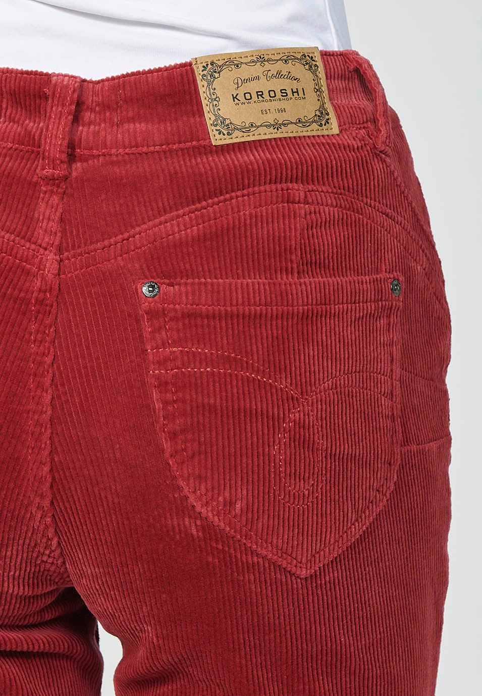 Pantalón de pana regular push up con cinco bolsillos para mujer de color granate