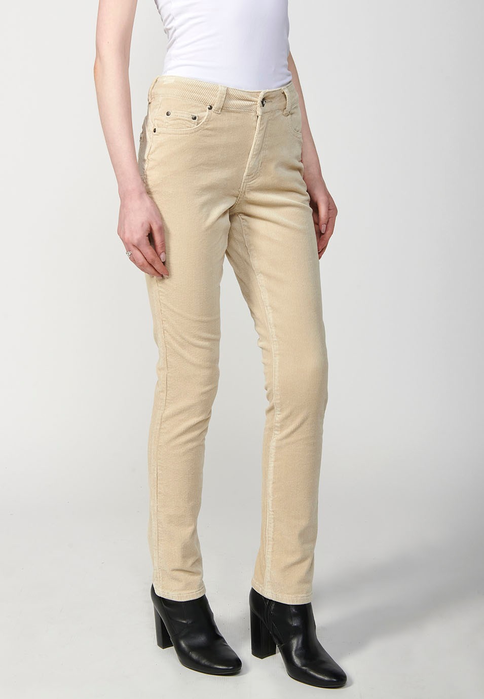 Pantalón de pana regular push up con cinco bolsillos para mujer de color crudo