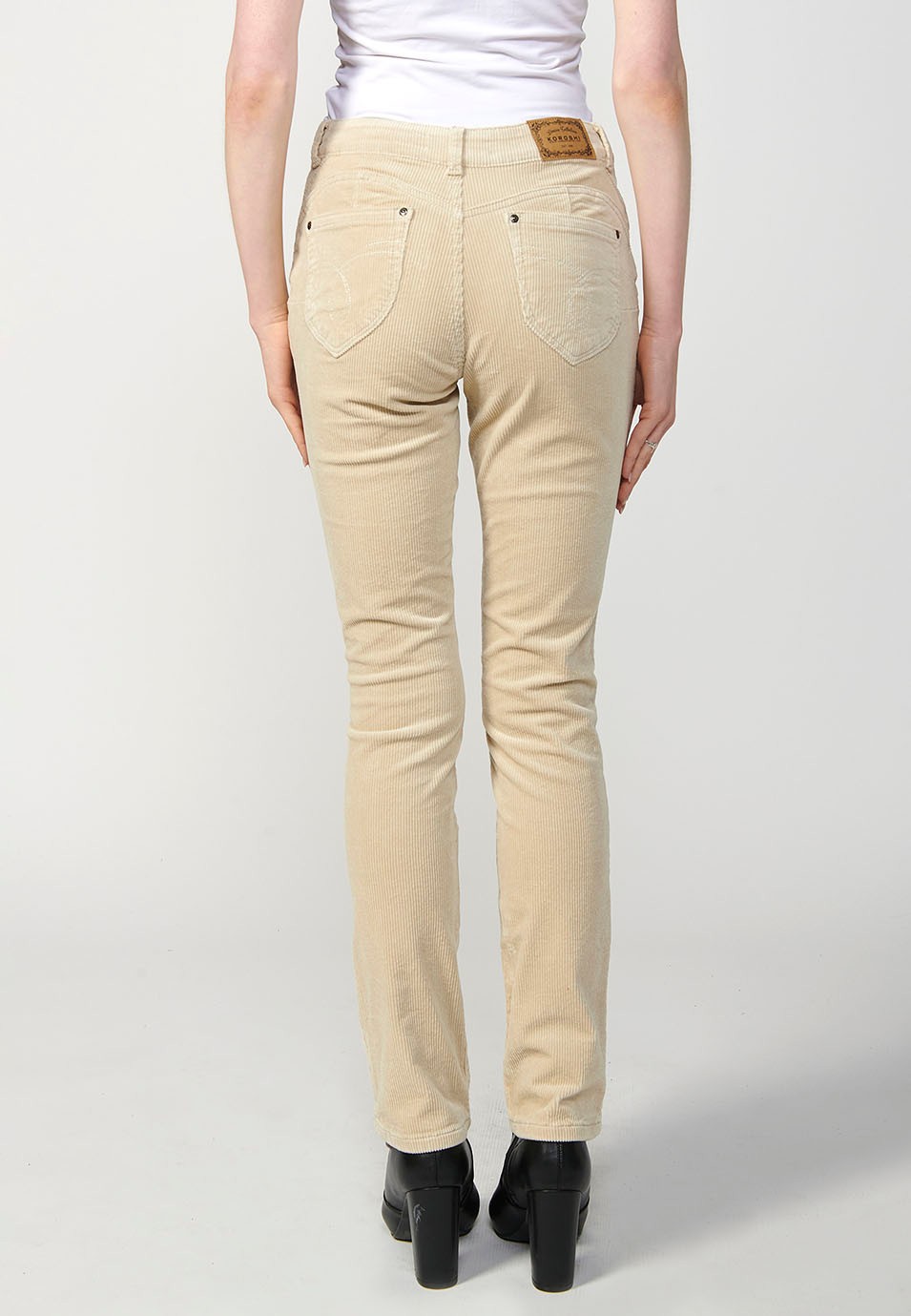 Pantalón de pana regular push up con cinco bolsillos para mujer de color crudo