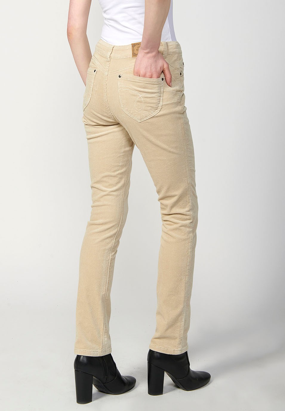 Pantalón de pana regular push up con cinco bolsillos para mujer de color crudo